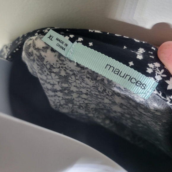 Maurices Black and White Floral Women's Tunic Top Size XL - Picture 2 of 7